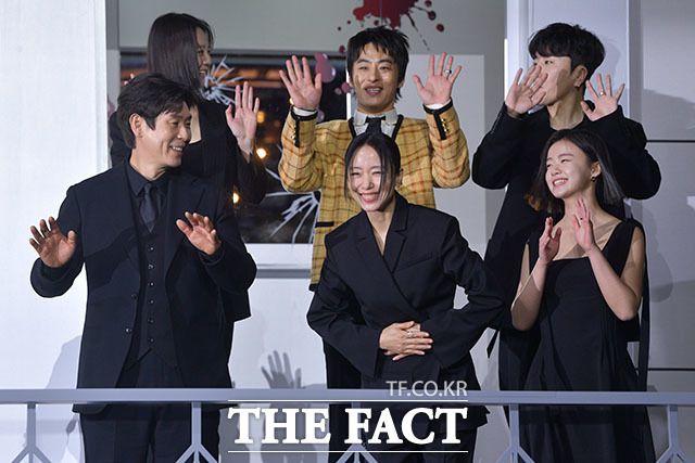 왼쪽 위부터 시계방향으로 이솜, 구교환, 변성현 감독, 김시아, 전도연, 설경구가 취재진을 향해 인사하고 있다. /남운호 기자