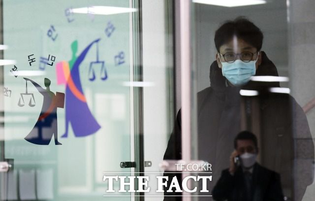 '대장동 개발 의혹' 당시 성남도시개발공사 전략사업실장을 지낸 정민용 변호사가서울중앙지방법원에서 오전 공판을 마친 뒤 법원을 나서고 있다. /이새롬 기자