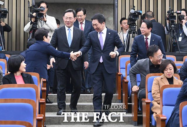 국민의힘은 지난 16일 의원총회에서 전원위에서 선거법 개정안을 논의하기로 결정했다. 그러나 20일 열린 최고위원회의에서는 일제히 '국회의원 정수 확대'를 주장했다. 김기현 국민의힘 대표가 지난 16일 국회에서 열린 의원총회에 참석하며 의원들과 인사하던 모습. /이새롬 기자