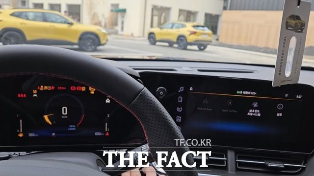 쉐보레 트랙스 크로스오버의 운전석 모습. 8일치 컬러 클러스터(계기판)와 11인치 컬러 터치스크린으로 구성된 듀얼 스크린이 탑재됐다. /김태환 기자