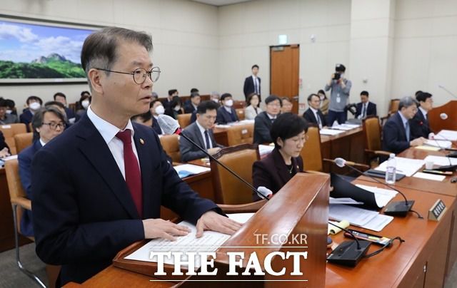 이정식 고용노동부 장관이 21일 오전 서울 여의도 국회에서 열린 환경노동위원회 전체회의에서 법안 제안 설명을 하고 있다. /뉴시스