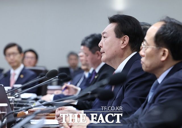 윤석열 대통령이 21일 오전 서울 용산 대통령실 청사에서 열린 국무회의에서 발언하고 있다. /뉴시스