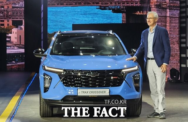 22일 로베르토 렘펠 GM 한국사업 사장이 경기도 일산 킨텍스에서 열린 쉐보레 트랙스 크로스오버 출시 행사에 참석해 트랙스 크로스오버 차량과 기념촬영을 하고 있다. /김태환 기자