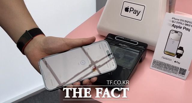 애플은 21일 아이폰, 애플워치, 아이패드, 맥 등의 애플 기기를 통해 사용할 수 있는 근거리무선통신(NFC) 결제 서비스 '애플페이'를 선보이며 국내 시장에 첫발을 내디뎠다. /최문정 기자
