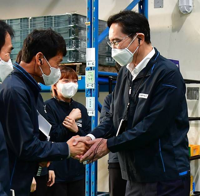 이재용 회장이 지난해 11월 8일 삼성전자로부터 스마트공장 구축 지원을 받은 부산 지역 중소기업 '동아플레이팅'을 찾아 회사 관계자들을 격려하는 모습. /삼성전자