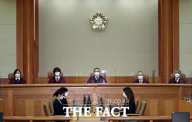 헌재는 "법무부 장관에게는 일반적으로 검사를 지휘감독하고, 구체적 사건에 대해 검찰총장만을 지휘감독할 권한이 있으나 이 사건 법률 개정 행위가 법무부장관의 지휘 감독권한을 제한하는 것이 아님은 명백하다"라고 판시했다./이새롬 기자