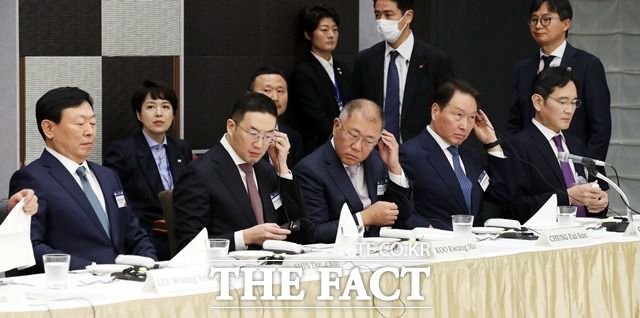 이재용 삼성전자 회장(오른쪽부터)이 최태원 SK그룹 회장, 정의선 현대차그룹 회장, 구광모 LG그룹 회장, 신동빈 롯데그룹 회장 등과 함께 지난 17일 일본 도쿄에서 열린 한일 비즈니스 라운드 테이블 행사에 참석하고 있다. /뉴시스