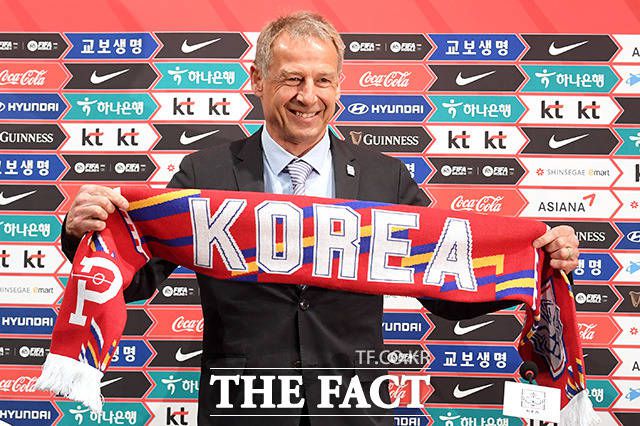 1990년대 후반 토트넘에서 활약한 위르겐 클린스만 대한민국 축구 국가대표팀 신임 감독이 지난 9일 오후 경기도 파주NFC에서 열린 취임 기자회견에서 기념촬영을 하고 있다./파주=남용희 기자