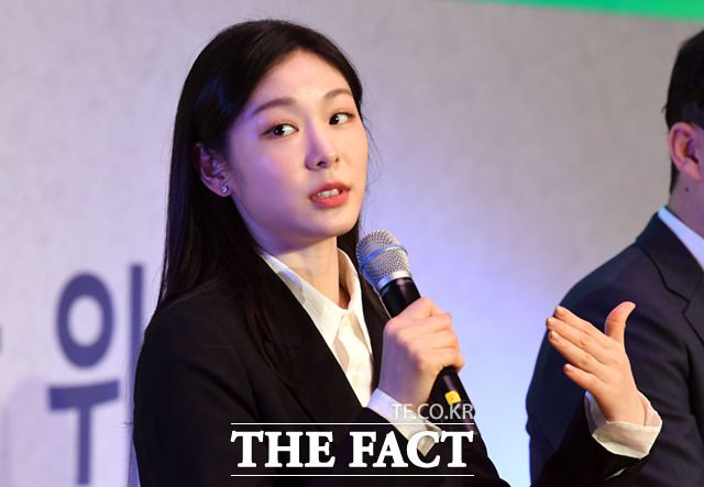 김연아가 24일 오후 서울 송파구 올림픽파크텔에서 열린 '강원2024 동계청소년올림픽대회 홍보대사 및 문화행사 감독·자문단 위촉식' 에 참석해 인터뷰를 하고 있다.