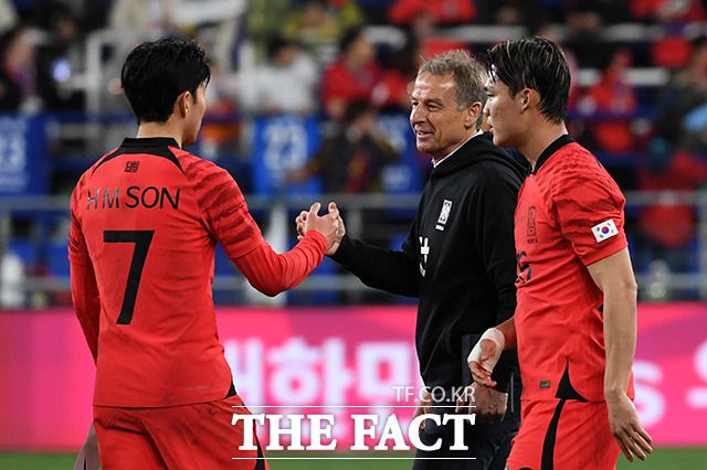'토트넘 선후배'인 손흥민(왼쪽)과 클린스만 감독이 콜롬비아전을 2-2로 마친 후 악수를 하고 있다. 클린스만 감독의 데뷔전이었던 이날 경기에서 손흥민은 중앙으로 이동해 멀티골을 기록했다./울산=남용희 기자