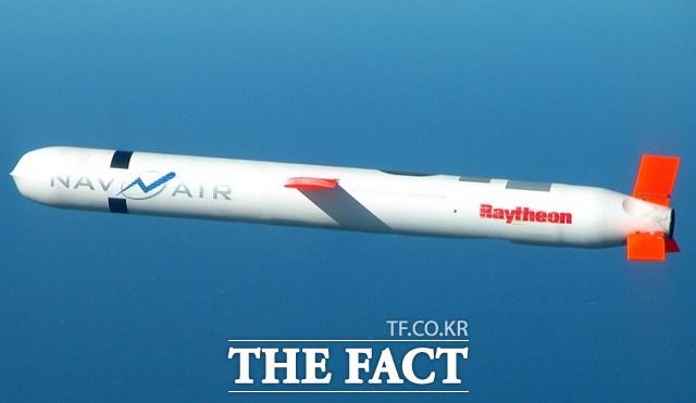 토마호크 순항미사일이 날아가고 있다.일본이 원거리타격능력 확보를 위해 토마호크 순항미사일 400발을 도입한다./레이시온