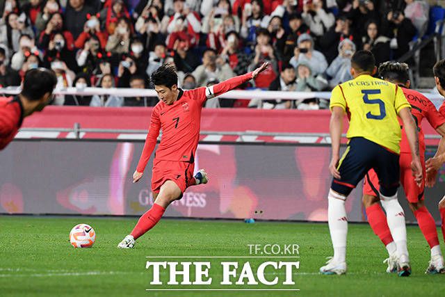 손흥민은 왼쪽에서 중앙으로 포지션을 이동하면서 콜롬비아전 상대 3경기 연속골과 한국 대표팀 사상 최다 프리킥골을 기록했다./울산=남용희 기자]