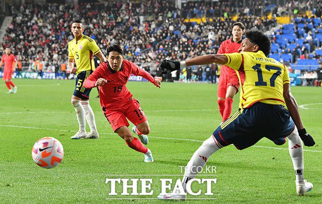 후반 교체멤버로 나선 이강인(가운데)은 손흥민과 월패스로 콜롬비아 수비벽을 단숨에 무너트리는 호흡을 보여 눈길을 끌었다./울산=박헌우 기자