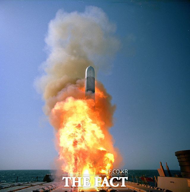 미해군 일리버크급 이지스 구축함 스테덤함(DDG-63)이 수직발사관에서 토마호크 미사일을 발사하고 있다. 스테덤함은 수직발사관 91셀에 토마호크 순항미사일,SM-2 함대공 미사일 등을 장착하고 있다. /미해군