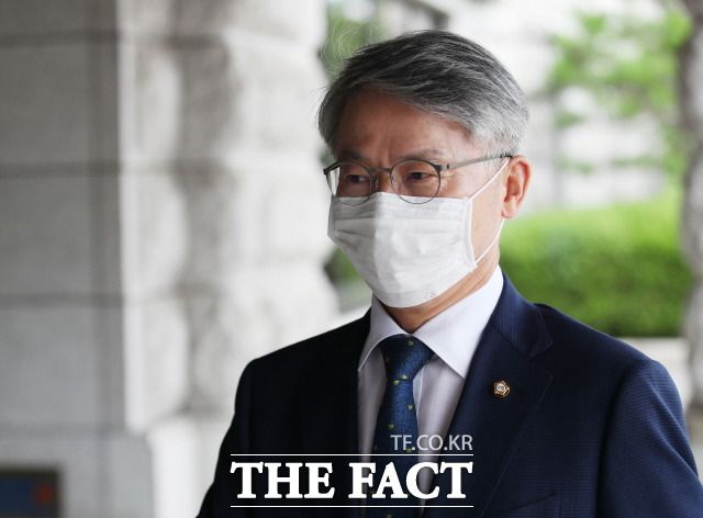 헌재 판단 직후 민 의원의 복당을 당 차원에서 논의해야 한다는 목소리가 나오기 시작했다. 사진은 헌재 권한쟁의 당시 민 의원의 모습. /뉴시스