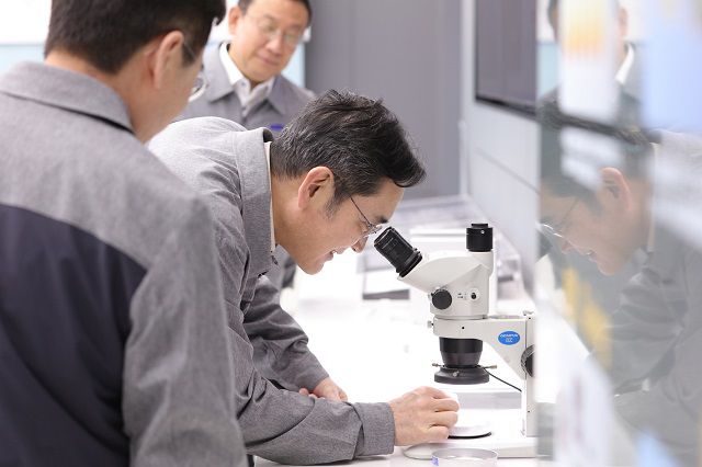 이재용 삼성전자 회장이 24일 중국 텐진에 위치한 삼성전기 사업장을 방문해 MLCC 생산 공장을 점검하는 모습. /삼성전자