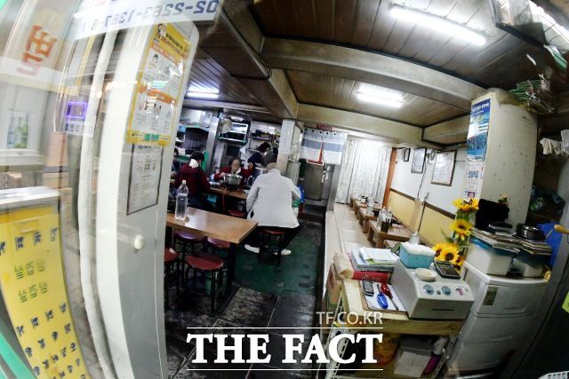 전기료 인상 소식에 자영업자들은 다가오는 여름 냉방비에 대한 걱정을 하고 있다. 사진은 서울 종로구의 한 식당의 모습. /더팩트 DB