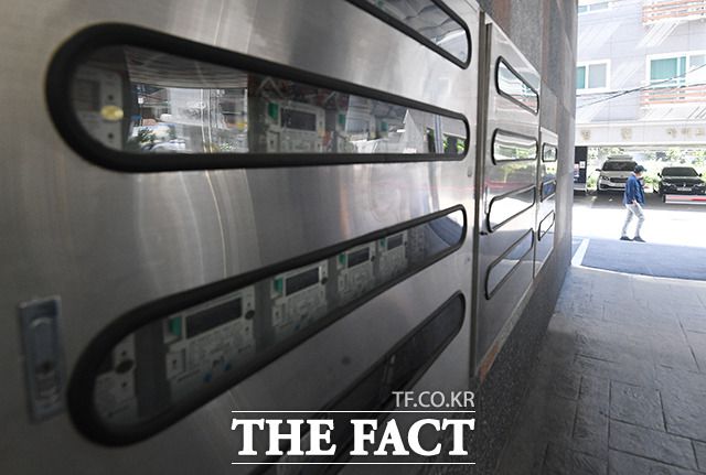 2분기 전기료 인상 여부가 오는 31일 결정될 것으로 보이는 가운데 전기요금이 추가로 인상된다면 국민들의 부담은 한층 가중될 것으로 보인다. 그러나 한전의 적자 해소를 위해 전기료를 추가 인상 될 가능성이 높은 상황이다. /더팩트 DB