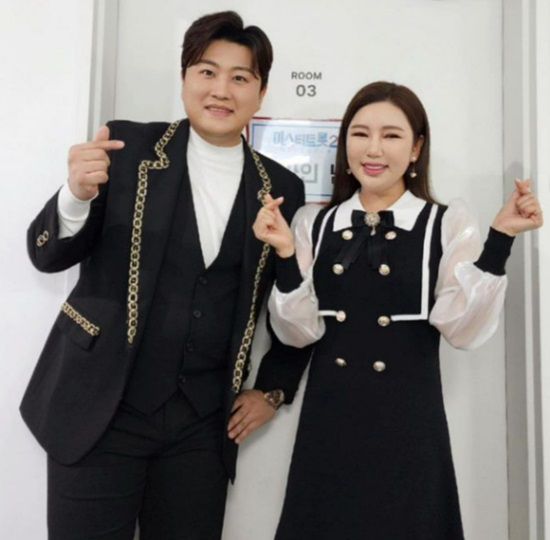 '실체없는' 가짜뉴스는 대중의 주목을 받을 만한 화제 인물이면 누구라도 대상을 가리지 않는다. 김호중과 송가인은 난데없는 결혼설에 곤욕을 치렀다. /송가인 인스타그램