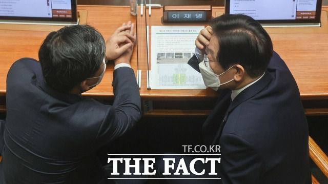 일부 의원들은 당헌 80조 적용을 논의하는 당무위원회를 당 지도부가 졸속으로 열었다고 비판했다. 2022년 9월 1일 서울 여의도 국회에서 열린 본회의에서 대화를 나누고 있는 이 민주당 대표(오른쪽), 전해철 의원. /이새롬 기자