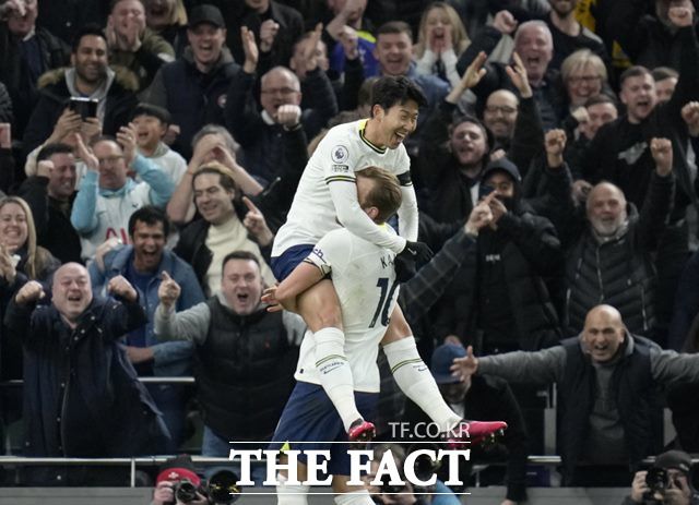 콘테 감독보다는 스텔리니 감독 대행 체제에서 손흥민은 더 자신의 특기를 발휘할 것으로 전망되고 있다. 떨어질 수 없는 '손케듀오'의 골 세리머니./런던=AP.뉴시스