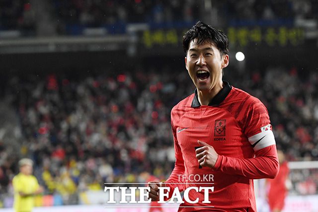 한국축구의 에이스 손흥민이 지난 24일 클린스만 감독의 데뷔전이었던 콜롬비아와 A매치 평가전에서 골을 넣고 기뻐하고 있다./울산문수축구경기장=남용희 기자