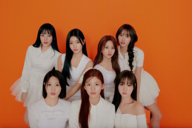 'DELIGHT'는 지난 앨범 첫 트랙 '열일곱(72.72Hz)'을 잇는 나이 테마곡 '열여덟(Signal)'로 시작해 타이틀곡 '빛을 따라서(Shining Bright)'로 본격적인 여정에 돌입하고 그 과정에서 달콤한 휴식 같은 '소풍'을 지나 팬들과 그 여정을 추억하는 '마음이 피어요(Dandelion)'로 마무리한다. /씨에스알이앤엠-팝뮤직 제공