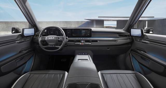 기아 '더 기아 EV9'의 1열 실내 모습. 넓은 공간에 정제된 느낌의 센터콘솔 디자인을 적용해 넓은 시인성을 보여준다. /기아