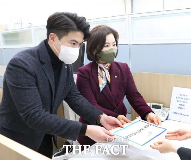 민주당이 쌍특검을 패스트트랙으로 지정하더라도 실제 실행 여부에는 물음표가 찍힌다. 특히 '김건희 특검법'은 대통령 영부인 의혹을 정조준하고 있는 만큼 대통령이 거부권을 행사할 가능성도 나온다. /남윤호 기자