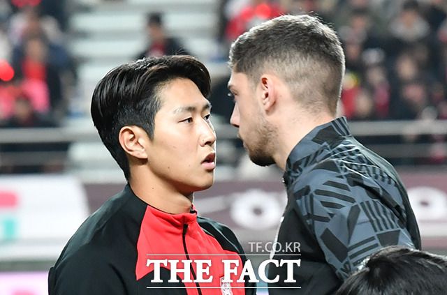 대한민국과 우루과이의 평가전이 28일 오후 서울 마포구 서울월드컵경기장에서 열린 가운데 이강인과 발베르데(오른쪽)가 인사를 나누고 있다. /서울월드컵경기장=박헌우 기자