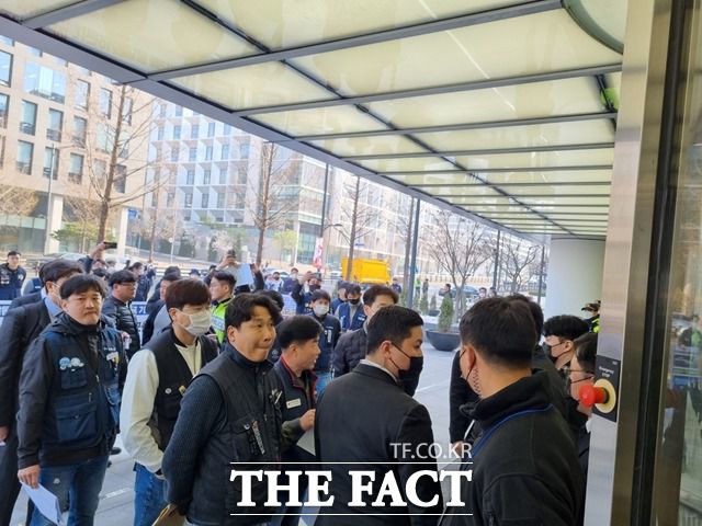 한국타이어 직원이 출입을 제지하자 노조원들이 정문 앞에서 대기하고 있다. /이성락 기자