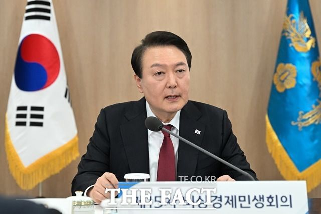 20~30대 지지율 하락에 따라 윤석열 대통령도 'MZ 챙기기'에 나섰다. 윤 대통령은 "모든 정책을 MZ의 관점에서 봐야 한다"고 주문했다. 윤석열 대통령이 29일 용산 대통령실 청사에서 제15차 비상경제민생회의를 주재하는 모습. /대통령실 제공