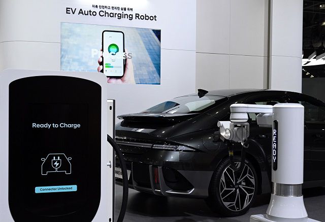 현대차는 서울모빌리티쇼에서 신차 외에도 로보틱스랩이 개발한 전기차 자동 충전 로봇(사진)과 배송 로봇 등을 공개·시연했다. /현대차