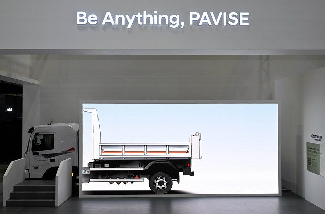 현대차는 서울모빌리티쇼에서 최초로 준대형 트럭, '더 뉴 파비스'를 공개했다. /현대차