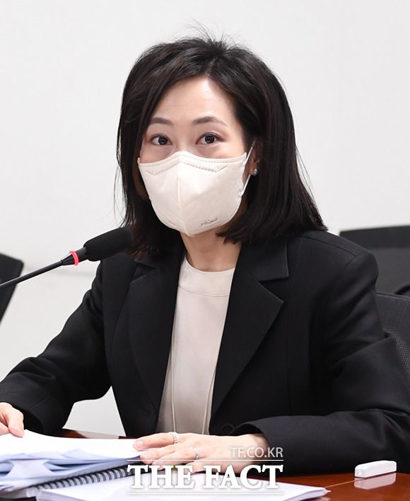 이정아 법무부 형사법제과 검사가 30일 서울 여의도 국회 의원회관에서 열린 '비동의강간죄 도입, 젠더갈등을 넘자!' 토론회에서 발제를 하고 있다.