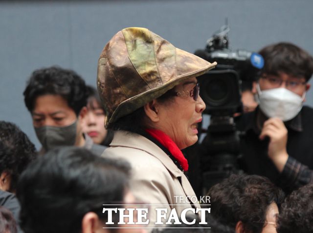 전우원씨의 사죄하는 모습을 보고 오열하는 유족 / 광주 = 나윤상 기자