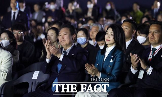 윤석열 대통령과 부인 김건희 여사가 31일 전남 순천 순천만국가정원에서 열린 2023 순천만국제정원박람회 개막식에서 박수치고 있다. /뉴시스