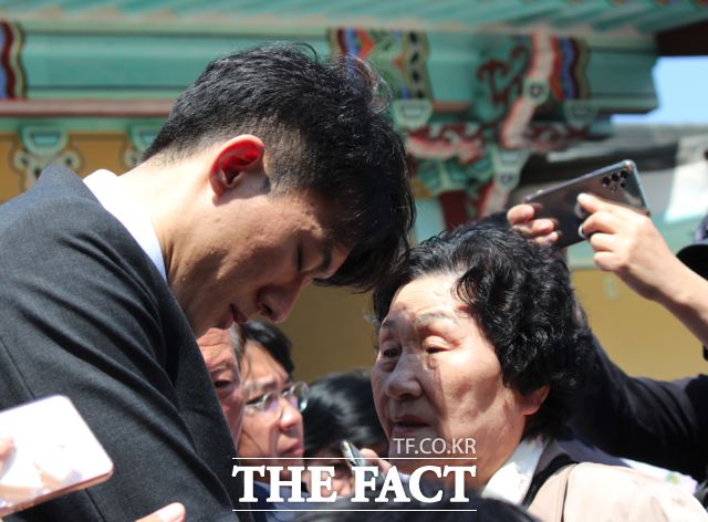 김길자 여사와 전우원씨가 화해의 포옹을 하고 이야기를 나누고 있다/ 광주 = 나윤상