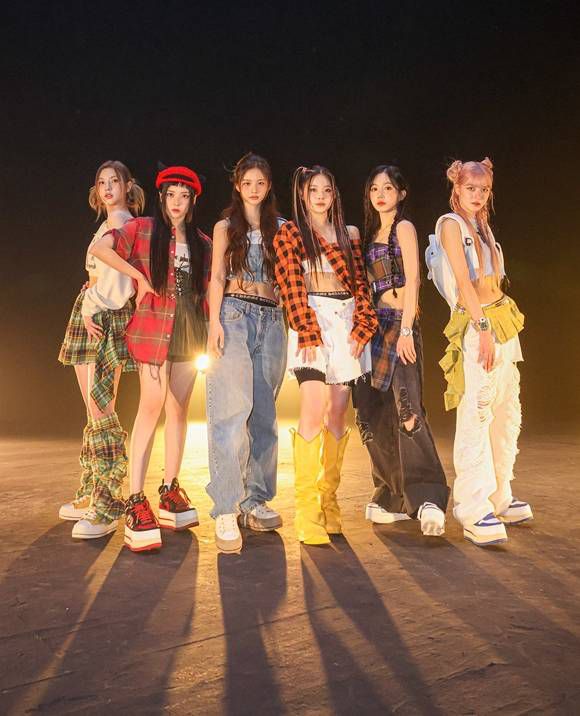 엔믹스가 첫 미니앨범 'expérgo'로 커리어하이를 경신했다. /JYP엔터테인먼트