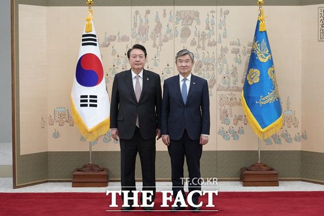 4월 말 미국 국빈 반문 등 대통령의 굵직한 외교 일정을 앞두고 외교·안보 라인을 총괄하는 국가안보실장이 사퇴하는 보기 드문 일이 일어났다. 사진 윤 대통령이 지난달 30일 조태용 신임 국가안보실장에게 임명장을 수여한 뒤 기념사진을 촬영하는 모습. /대통령실 제공