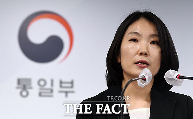 정부·여당의 '북한 인권 띄우기' 움직임에 환영과 우려의 시선이 교차한다. 이효정 통일부 부대변인이 지난달 31일 오전 정부서울청사에서 정례브리핑을 하고 있다. /임영무 기자