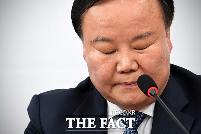 김재원 국민의힘 최고위원이 지난달 30일 서울 여의도 국회에서 열린 최고위원회의에서 눈을 감은 채 생각에 잠긴 모습. 당 지도부는 연이은 극우성 발언으로 논란을 일으킨 김 최고위원에 대해 징계하지 않는 분위기다. /남용희 기자