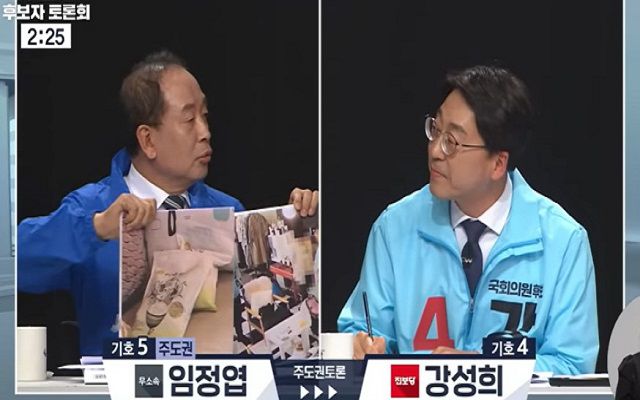 임정엽 무소속 후보는 지난달 29일 TV 토론회에서 강성희 진보당 후보를 겨냥해 진보당 선거운동원으로 추정되는 인물이 쌀을 돌리고 있는 사진을 공개했다. /전주MBC 유튜브 갈무리