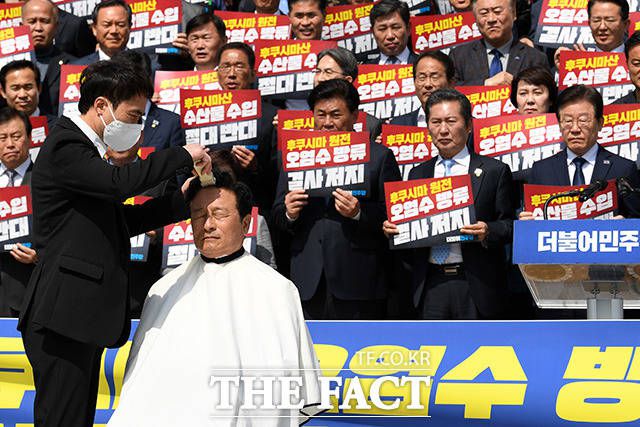 야당은 한일 정상회담을 두고 정부 여당을 비판하며 화력을 쏟아부었다. 윤재갑 더불어민주당 해양수산특별위원회 위원장이 지난달 30일 국회에서 열린 후쿠시마산 수산물 수입 반대 및 대일 굴욕외교 규탄대회에서 삭발하는 모습. /국회=남용희 기자