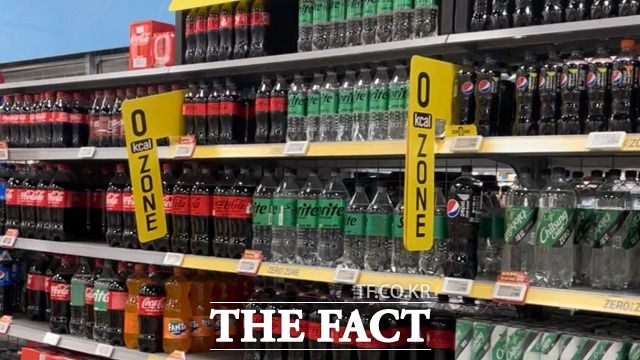 경기도 내 대형마트에 제로 칼로리 탄산음료들이 진열되어 있다./ 선은양 기자