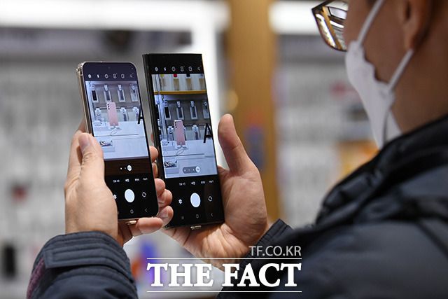 서울 서초구 삼성전자 서초사옥 딜라이트샵에서 한 시민이 갤럭시S23 시리즈 제품을 살펴보고 있다. /남용희 기자