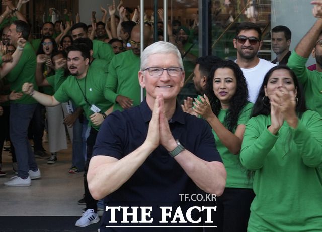 팀 쿡 애플 최고경영자(CEO)가 18일(현지시각) 인도 뭄바이에서 애플 1호 매장 오픈 행사에 참석했다. /AP. 뉴시스