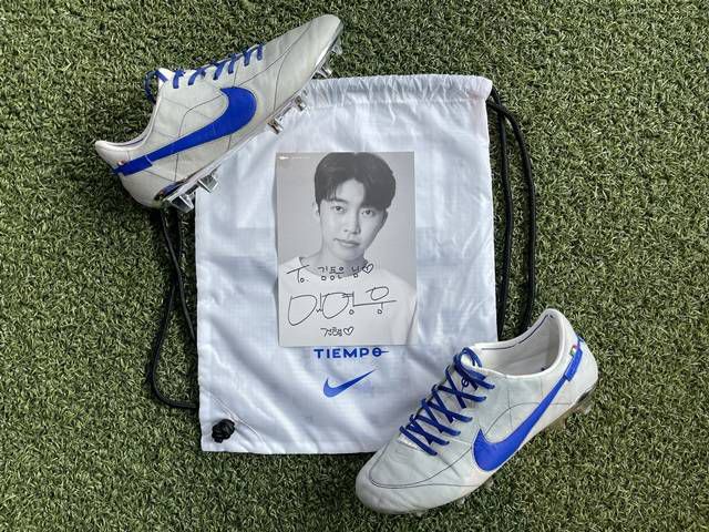 임영웅은 군복무 시절 전우에게 최고급 축구화와 더불어 선수들에게 보내는 응원 싸인까지 손수 보냈고, 매년 뇌성마비 축구 메이저 대회로 알려진 본죽컵 대회에서 우승을 거머쥐었다. /영웅시대