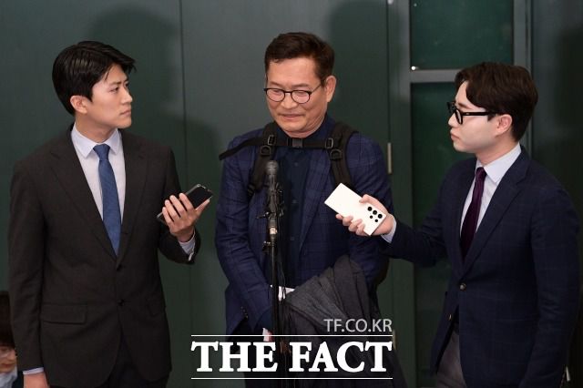 2021년 전당대회 돈 봉투 살포 의혹에 연루된 송영길 전 더불어민주당 대표가 24일 오후 프랑스 파리에서 인천국제공항으로 귀국해 질의응답을 하고 있다./인천국제공항=남윤호 기자