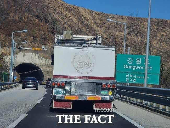 일본 활어차가 국내 도로를 무법질주하고 있지만 단속은 전혀 이뤄지지 않고 있다./김은경 기자